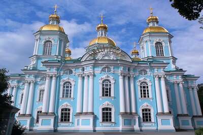 Catedrales de San Petersburgo con transporte