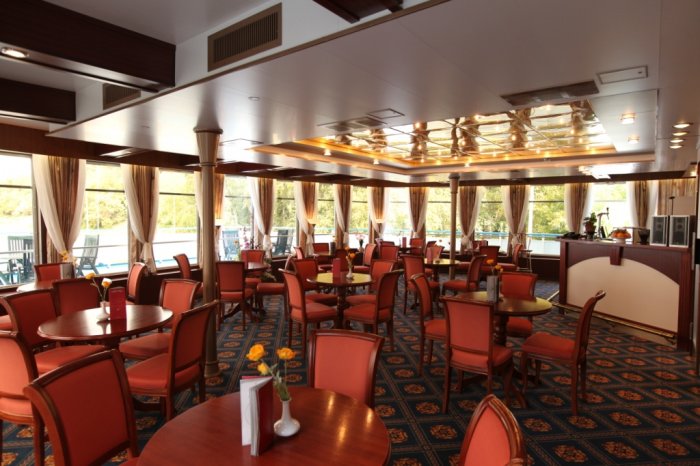 MS Zosima Shashkov, a bar
