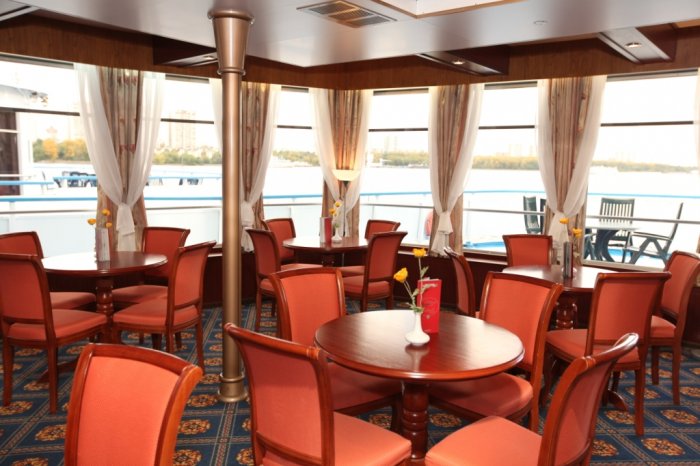 MS Zosima Shashkov, a bar