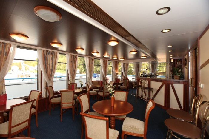 MS Zosima Shashkov, a bar