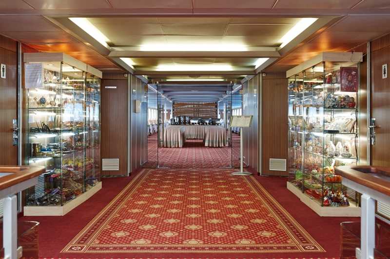 MS Surikov 3* souvenir shop
