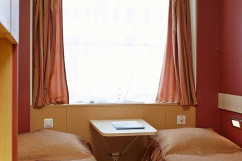 MS Surikov twin cabin