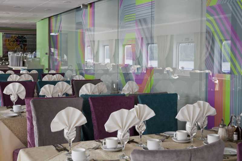 MS Kandinsky restaurant setup