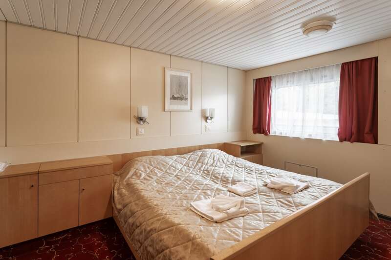 MS Georgy Chicherin suite cabin bedroom