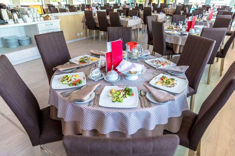 MS Nizhny Novgorod restaurant table setup