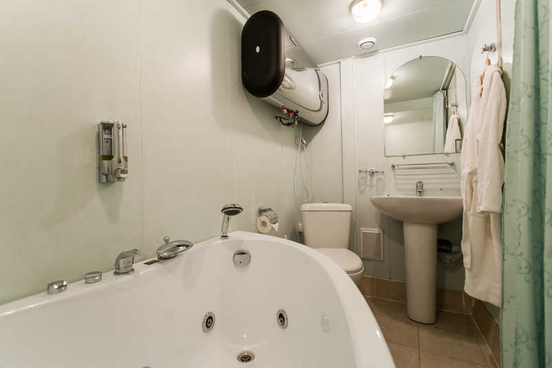 MS Imperia suite bathroom