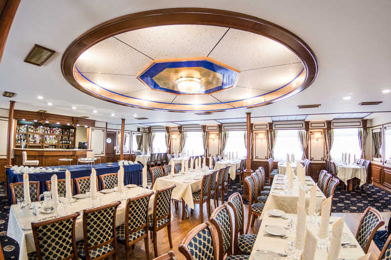 MS Crucelake restaurant