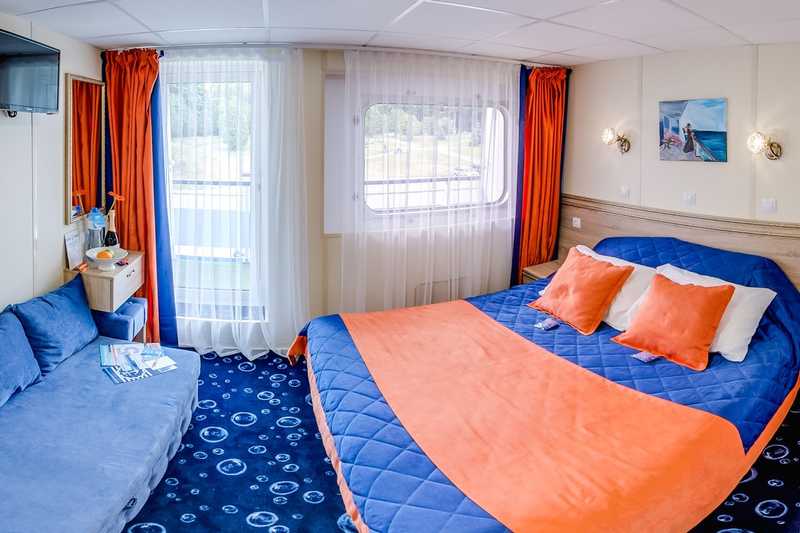 JUNIOR SUITE B WITH A BALCONY ON BOAT DECK (15.5-16 sq.m.) on MS Swan Lake