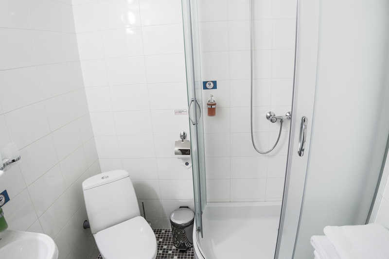 MS Crucelake single cabin bathroom