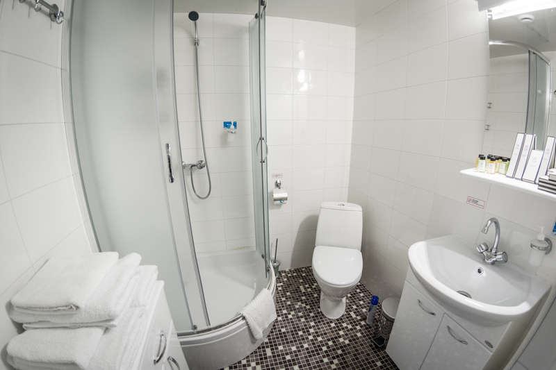 MS Crucelake deluxe cabin bathroom