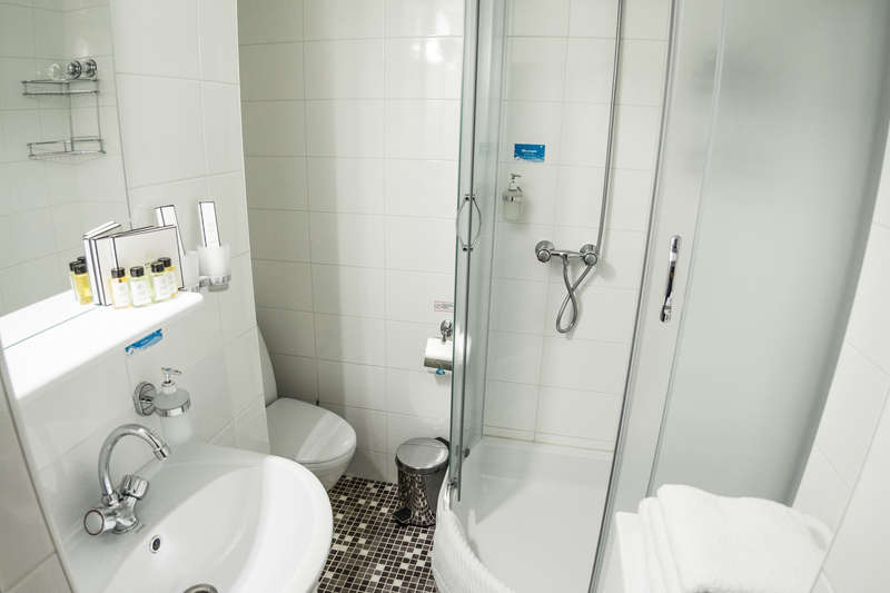 MS Crucelake deluxe cabin bathroom
