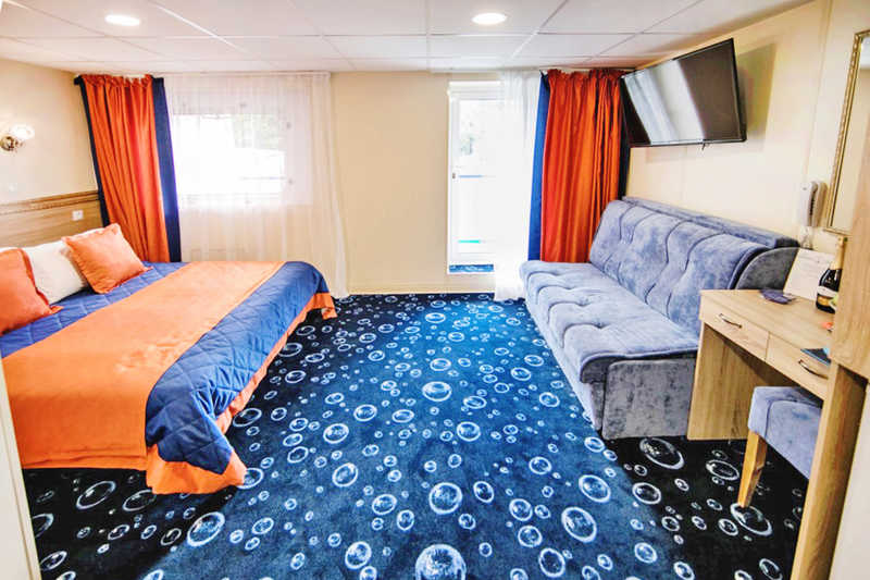MS Swan Lake junior suite A with balcony on boat deck
